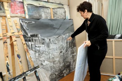 Anne Bertoin dans son atelier