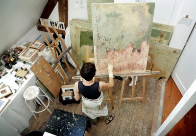 Elisabeth Gore dans son atelier