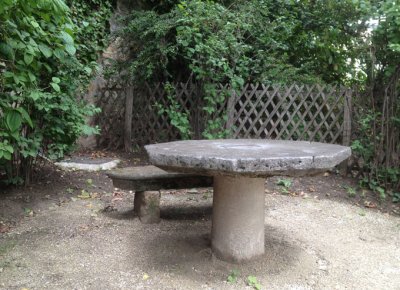 Table en pierre dans le jardin © C.R