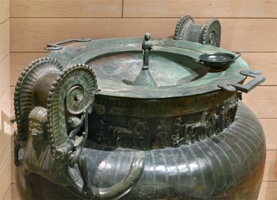 Vase de Vix (copie dans la tombe reconstituée)